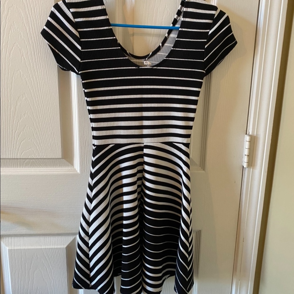 Xs black and white dress